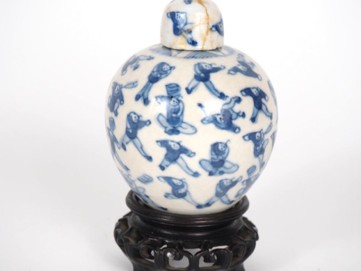Chine, vers 1900,  Petit pot globulaire couvert en porcelaine émaillée