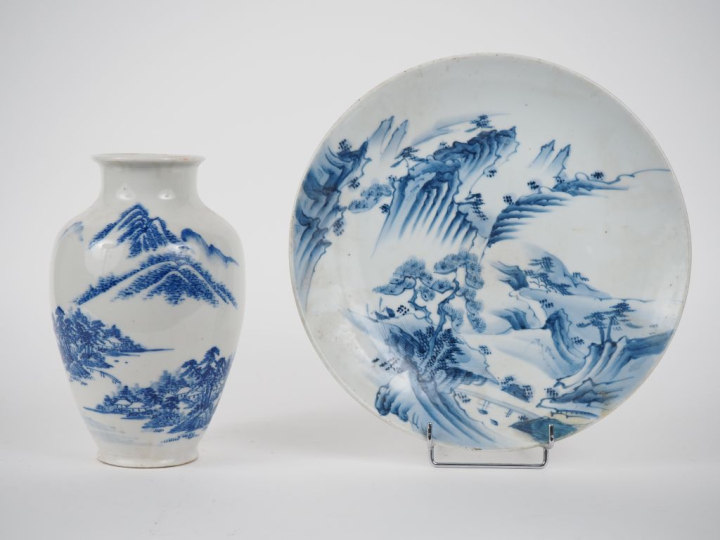 Chine, vers 1900, Lot comprenant deux porcelaines, dont une assiette e