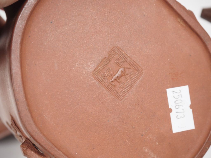 Chine, XXe siècle, Théière en grès de Yixing à décor en léger relief d