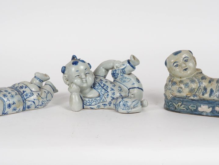 Chine, XXe siècle, Trois oreillers, en porcelaine bleu blanc, représen