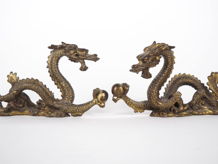 Chine, XXe siècle Deux statues en bronze, représentant des dragons pou