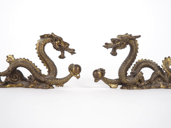 Chine, XXe siècle Deux statues en bronze, représentant des dragons pou