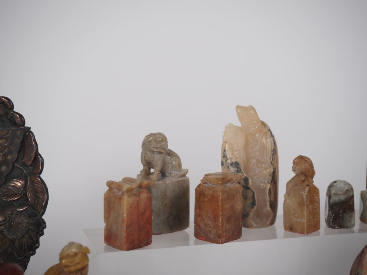 Chine, XXe siècle  Ensemble comprenant 21 cachets en stéatite, à décor