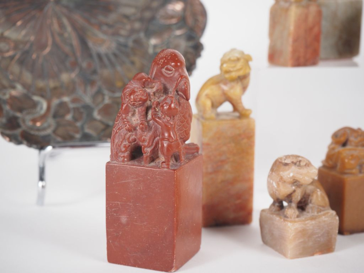 Chine, XXe siècle  Ensemble comprenant 21 cachets en stéatite, à décor