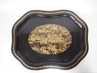 Vente aux enchères Chine, Canton, vers 1900 Important plateau à bord polylobé, à décor au