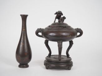 Vente aux enchères Vietnam, vers 1880-1900 Ensemble comprenant un brûle-parfum tripode à 