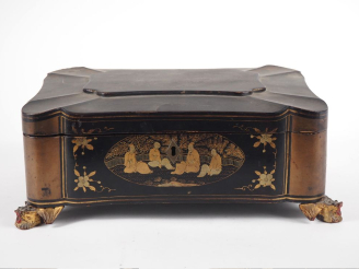 Vente aux enchères Chine, vers 1900 Boîte à ouvrage quadrangulaire à bord polylobé, en la