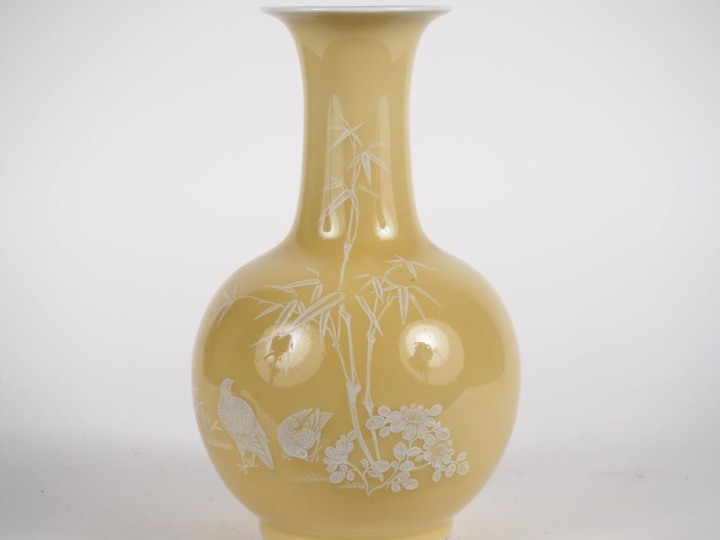 Chine, 2ème moitié du XXe siècle  Vase bouteille à col pavillonné en p