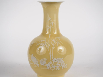 Vente aux enchères Chine, 2ème moitié du XXe siècle  Vase bouteille à col pavillonné en p