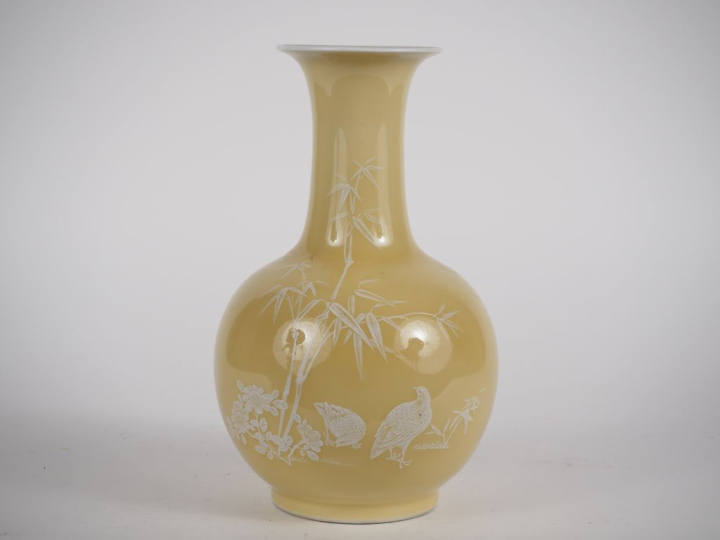 Chine, 2ème moitié du XXe siècle  Vase bouteille à col pavillonné en p