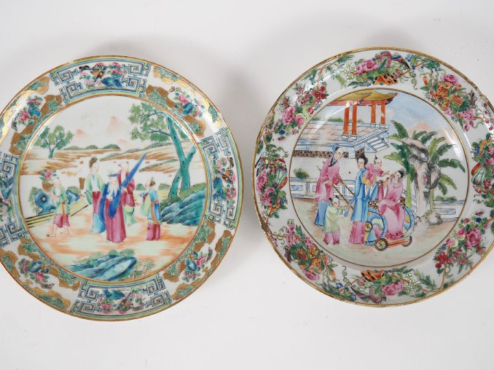 Chine, vers 1900 Deux assiettes en porcelaine de Canton en porcelaine 
