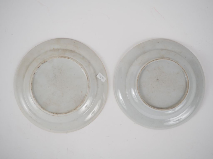 Chine, vers 1900 Deux assiettes en porcelaine de Canton en porcelaine 