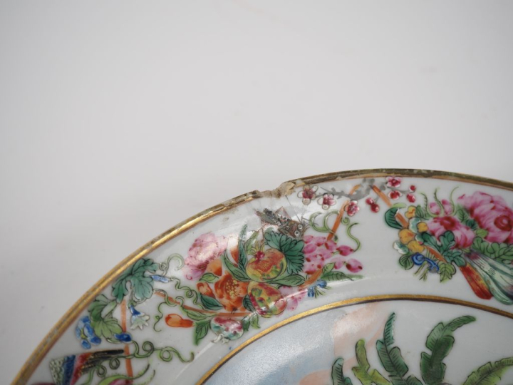 Chine, vers 1900 Deux assiettes en porcelaine de Canton en porcelaine 