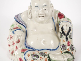 Vente aux enchères Chine, vers 1900  Statuette en biscuit et émaux polychrome, représenta