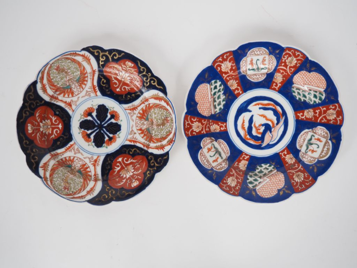 Japon, vers 1900 Deux assiettes floriformes en porcelaine d’imari, à d