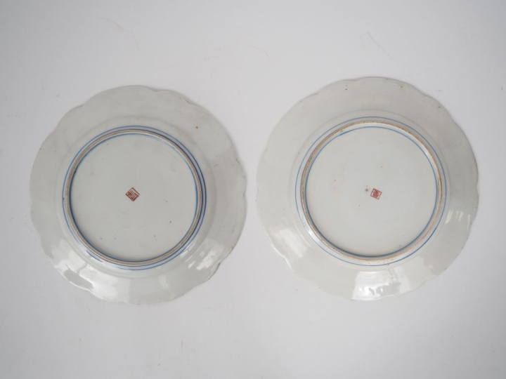 Japon, vers 1900 Deux assiettes floriformes en porcelaine d’imari, à d