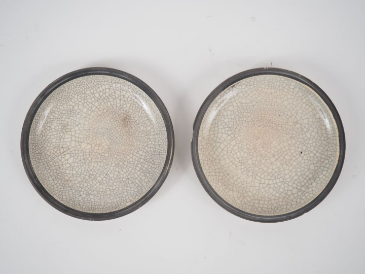 Chine, vers 1900 Boîte circulaire couverte en porcelaine craquelée bei