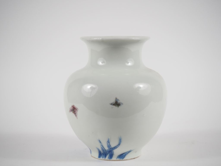 Japon, période Meiji, vers 1880 Vase globulaire en porcelaine blanche,