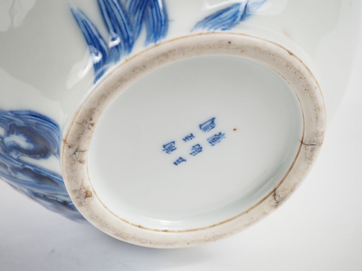 Japon, période Meiji, vers 1880 Vase globulaire en porcelaine blanche,