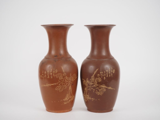 Vente aux enchères Chine, XXe siècle  Paire de vases balustres en grès de yixing, à décor