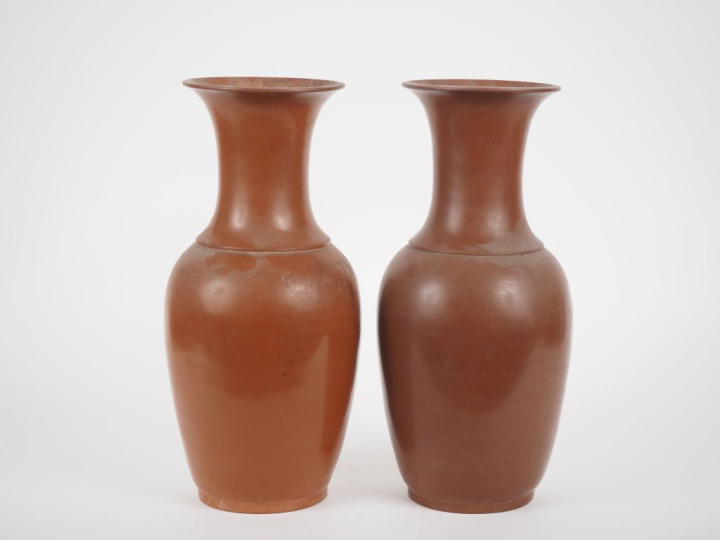 Chine, XXe siècle  Paire de vases balustres en grès de yixing, à décor