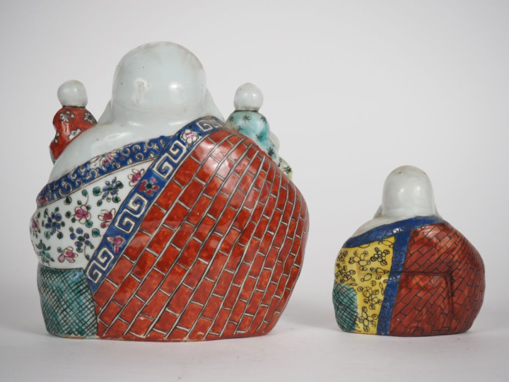 Chine, vers 1920-1930 Deux statuettes en porcelaine et émaux de style 
