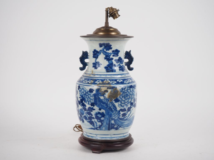 Chine, vers 1880-1900 Vase balustre en porcelaine bleu blanc, à décor 