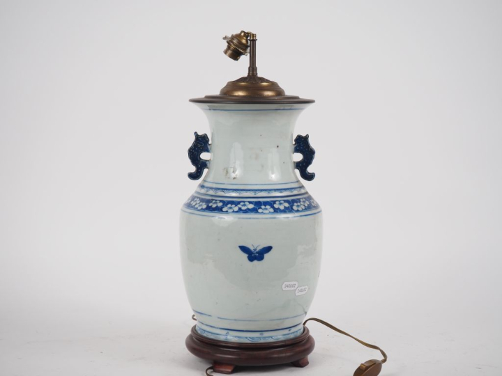 Chine, vers 1880-1900 Vase balustre en porcelaine bleu blanc, à décor 