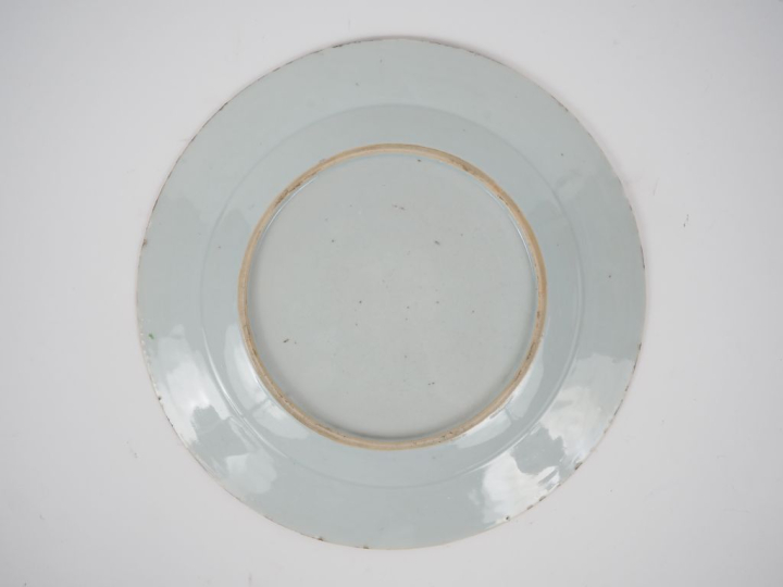 Chine, Compagnie des Indes, XVIIIe siècle  Assiette en porcelaine et é