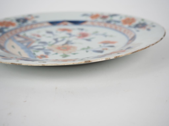 Chine, Compagnie des Indes, XVIIIe siècle  Assiette en porcelaine et é