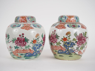 Vente aux enchères Travail européen, dans le goût chinois Paire de pots à gingembre en po