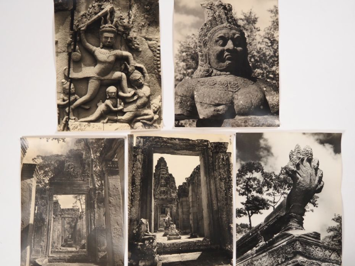 Cambodge, Lot comprenant trente photos en noir et blanc, légendées au 
