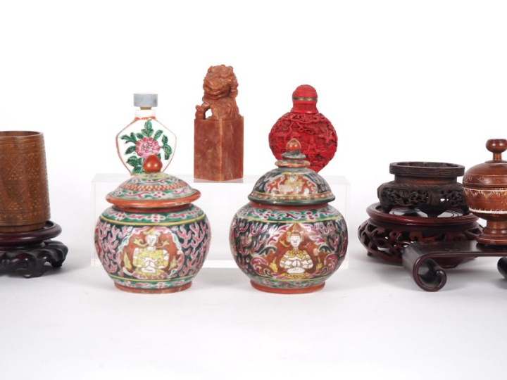 Siam et Chine Lot d’objets divers dont deux petits pots couverts en Be
