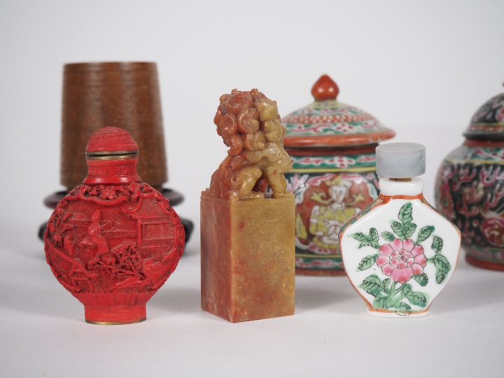 Siam et Chine Lot d’objets divers dont deux petits pots couverts en Be