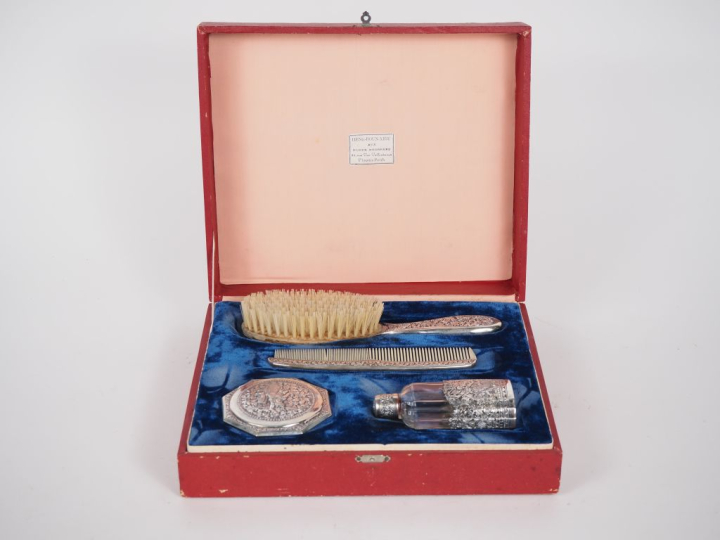Cambodge, vers 1920  Coffret de voyage ou nécessaire de toilettes, con