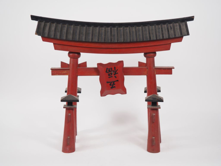 Japon Torii, portique de temple, en bois laqué brun et rouge.  Dim. 54