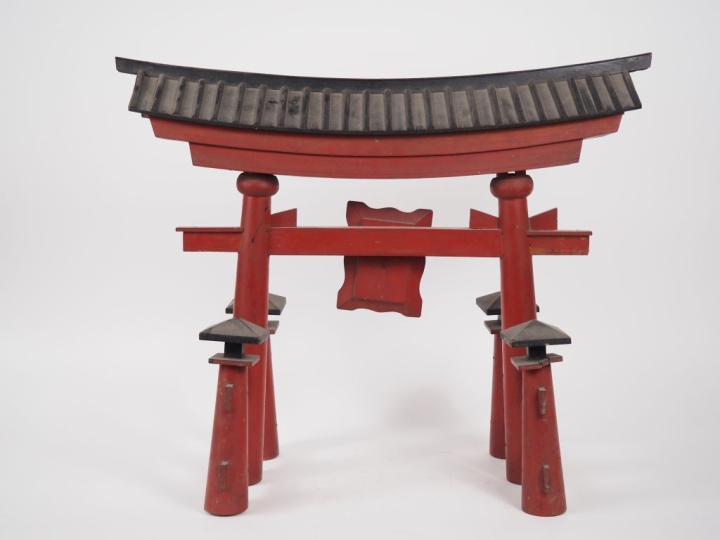 Japon Torii, portique de temple, en bois laqué brun et rouge.  Dim. 54