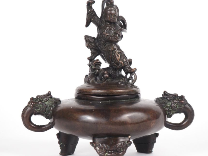 Chine, vers 1900 Brûle-parfum reposant sur trois têtes de lions, en br