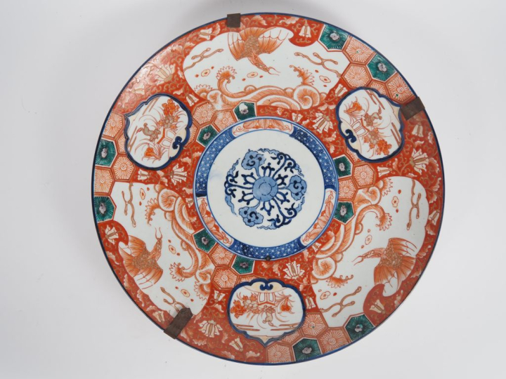Japon, vers 1920 Grand plat en porcelaine d’imari, à décor d’oiseaux, 
