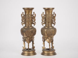 Vente aux enchères Japon, vers 1920 Paire de grands vases reposant sur trois pieds en for