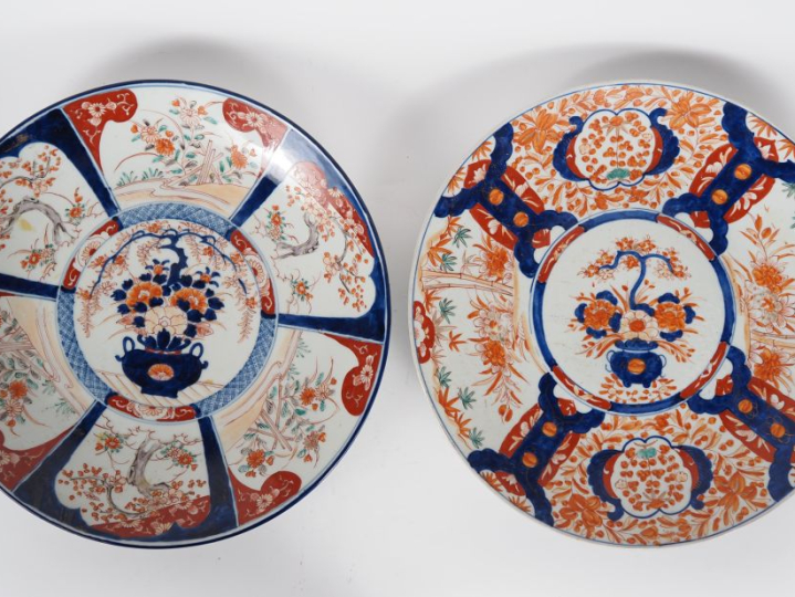 Japon, vers 1920 Deux grands plats en porcelaine d’imari, à décor de j