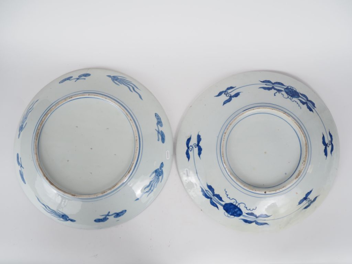 Japon, vers 1920 Deux grands plats en porcelaine d’imari, à décor de j