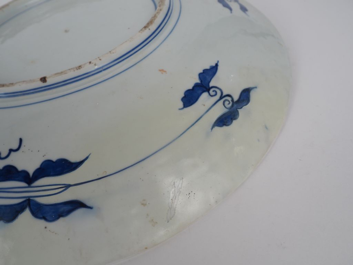 Japon, vers 1920 Deux grands plats en porcelaine d’imari, à décor de j