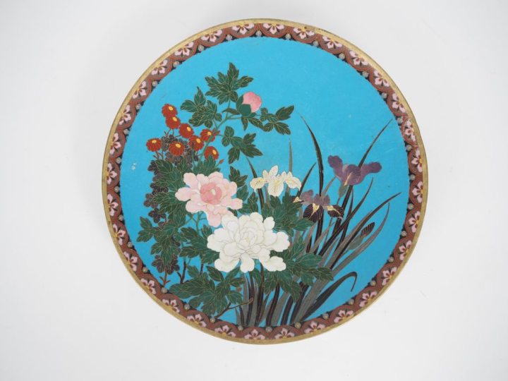 Japon, vers 1900 Coupe en émaux cloisonnés sur cuivre, à décor polychr
