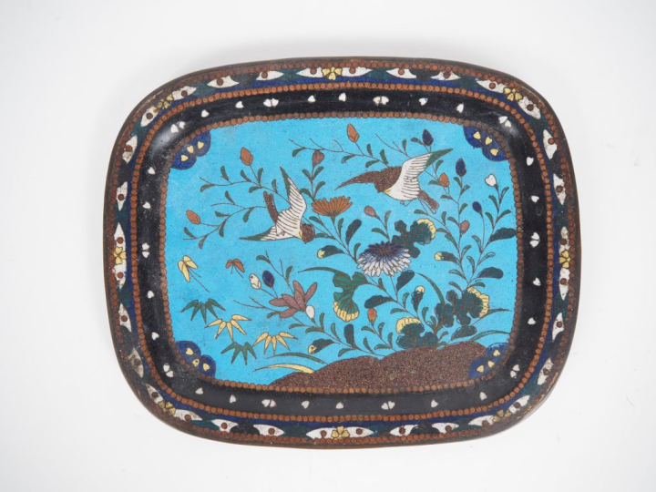 Japon, vers 1900 Petit plateau en émaux cloisonnés sur cuivre, à décor