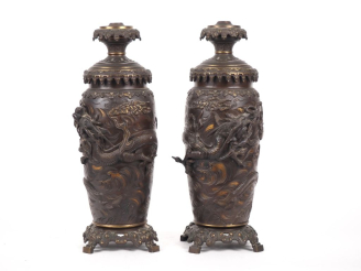 Vente aux enchères Japon, vers 1900 Paire de vases balustres en bronze de patine nuancée,