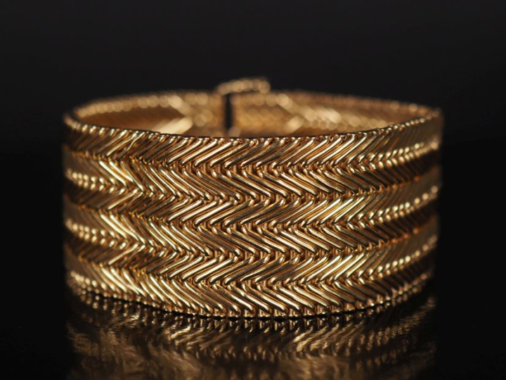 Bracelet manchette en or 750, maille tressée. Poids : 53 g   