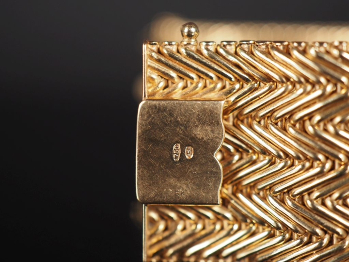 Bracelet manchette en or 750, maille tressée. Poids : 53 g   