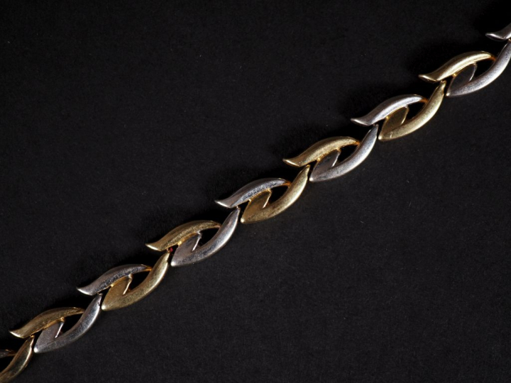 Grand collier deux ors, 750, maillons plats articulés et stylisés. Poi