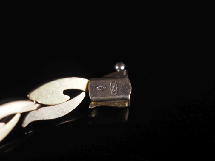 Grand collier deux ors, 750, maillons plats articulés et stylisés. Poi